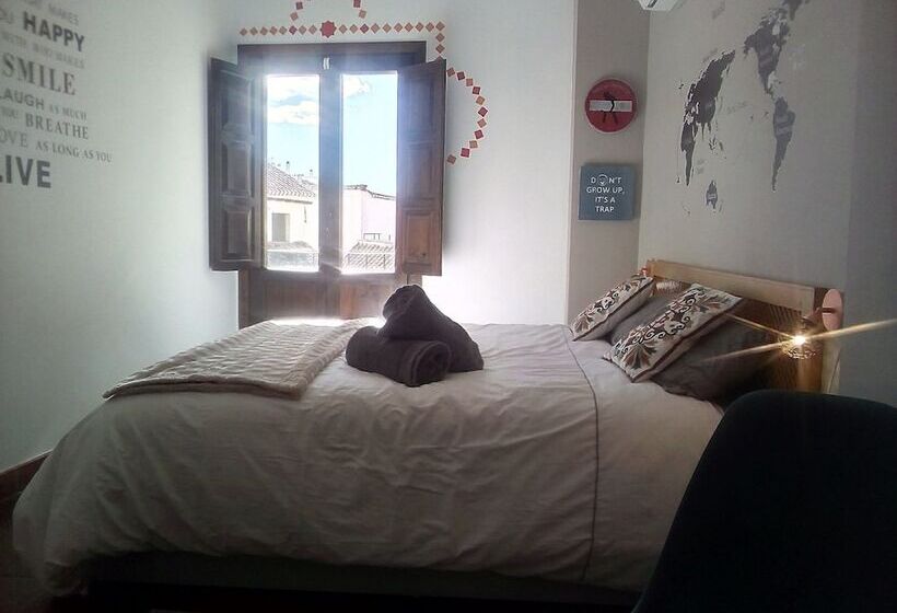 Standard Room Double Bed City View, Oasis Backpackers  Hostel Granada