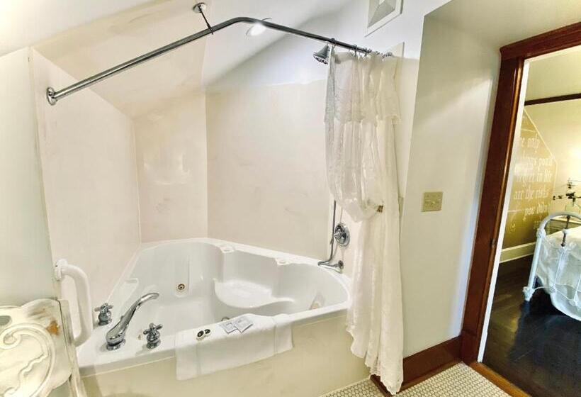 سوئیت با وان آب گرم, The Abriendo Inn