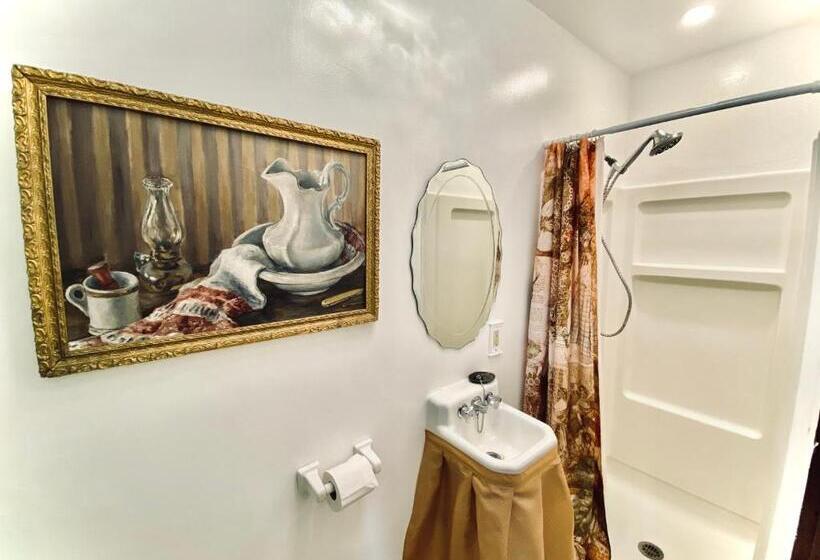 سوییت با چشم‌انداز باغ, The Abriendo Inn