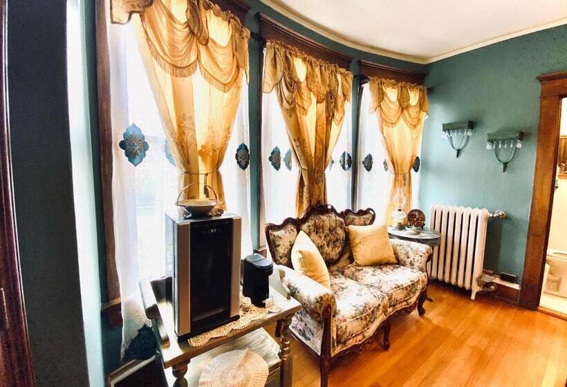 سوییت با چشم‌انداز باغ, The Abriendo Inn