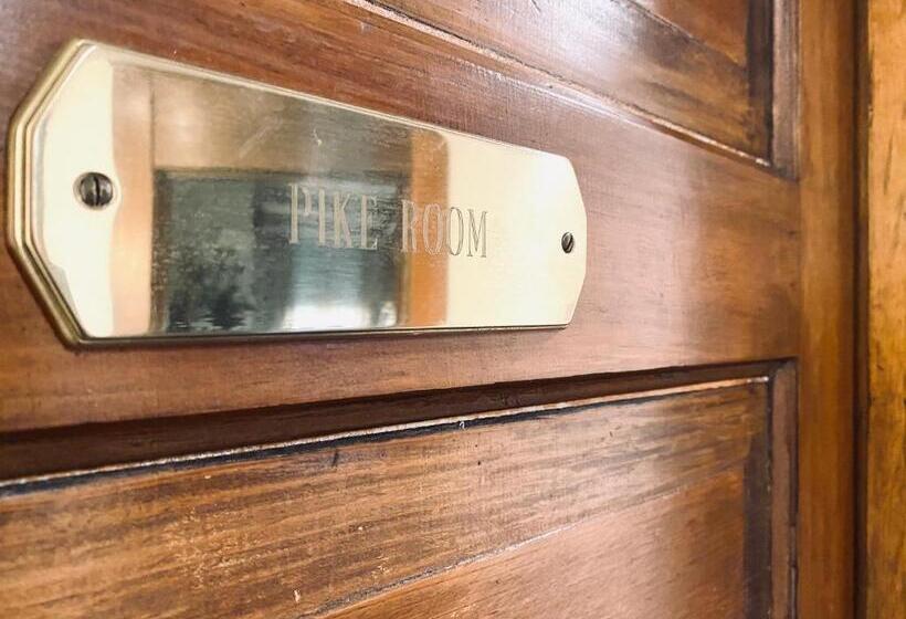 سوییت با چشم‌انداز باغ, The Abriendo Inn