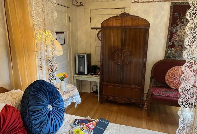 سوییت سوپریور, The Abriendo Inn