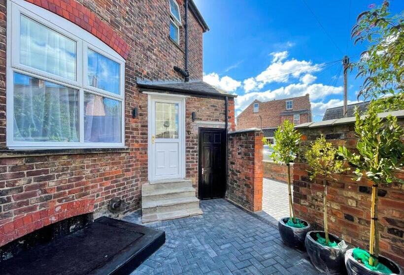 استودیوی لوکس, 46 Ashfield Rd, Altrincham