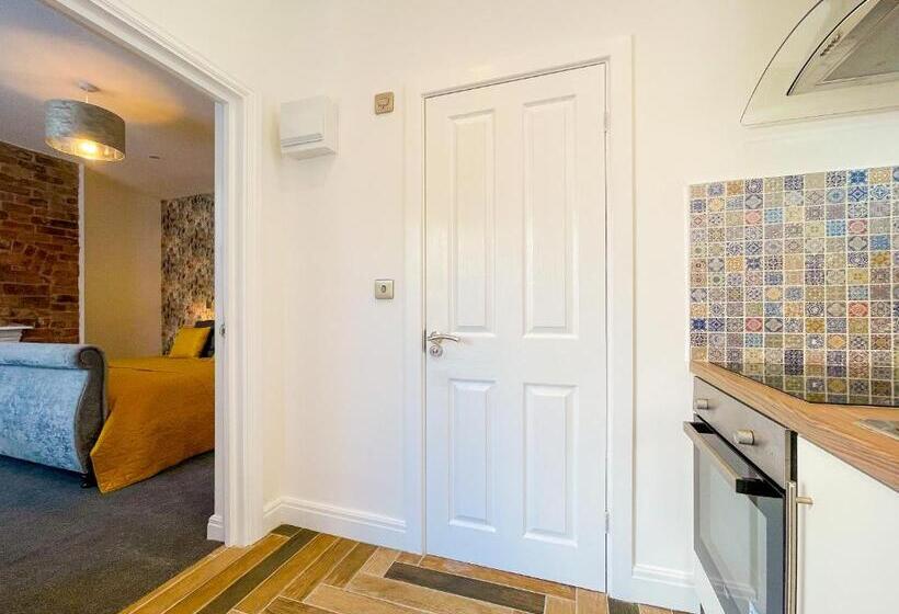استودیوی لوکس, 46 Ashfield Rd, Altrincham