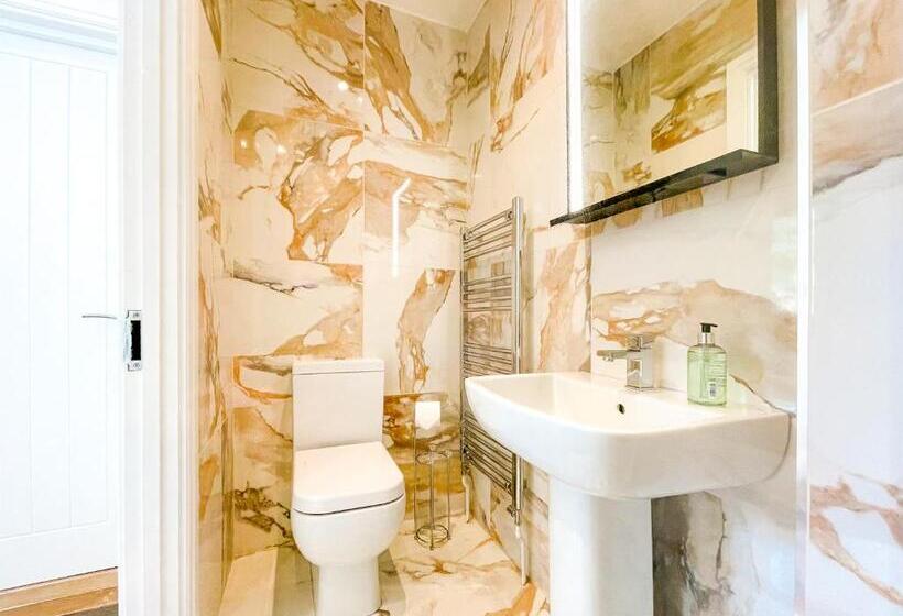 استودیوی لوکس, 46 Ashfield Rd, Altrincham