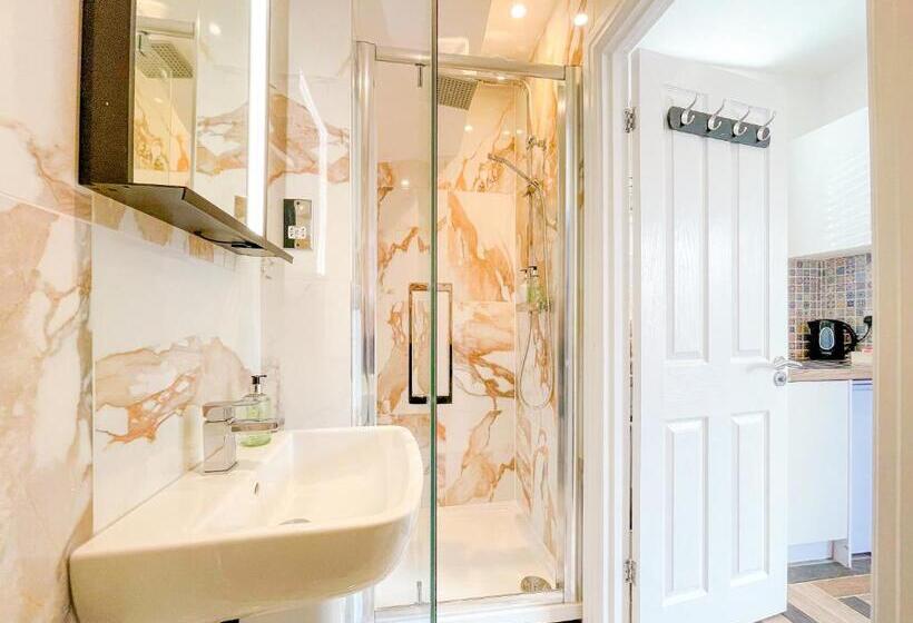 استودیوی لوکس, 46 Ashfield Rd, Altrincham
