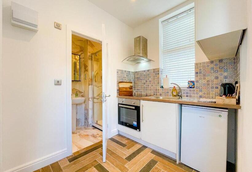 استودیوی لوکس, 46 Ashfield Rd, Altrincham