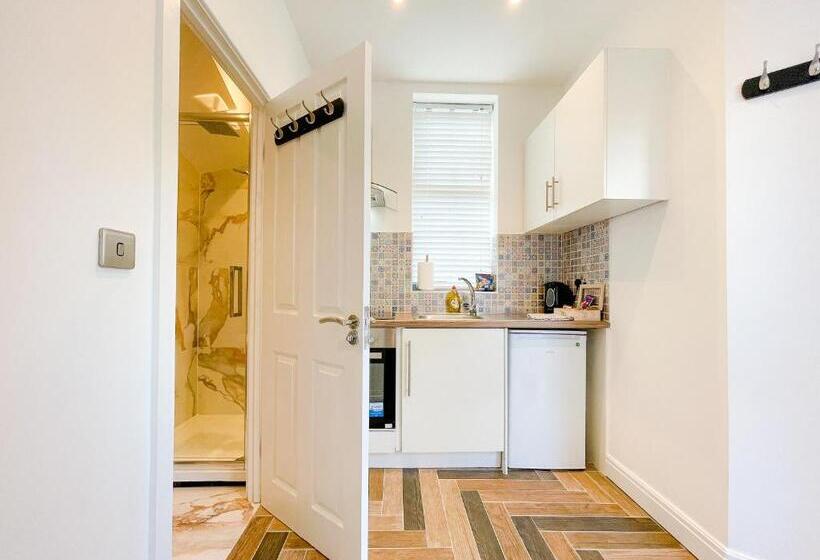 استودیوی لوکس, 46 Ashfield Rd, Altrincham
