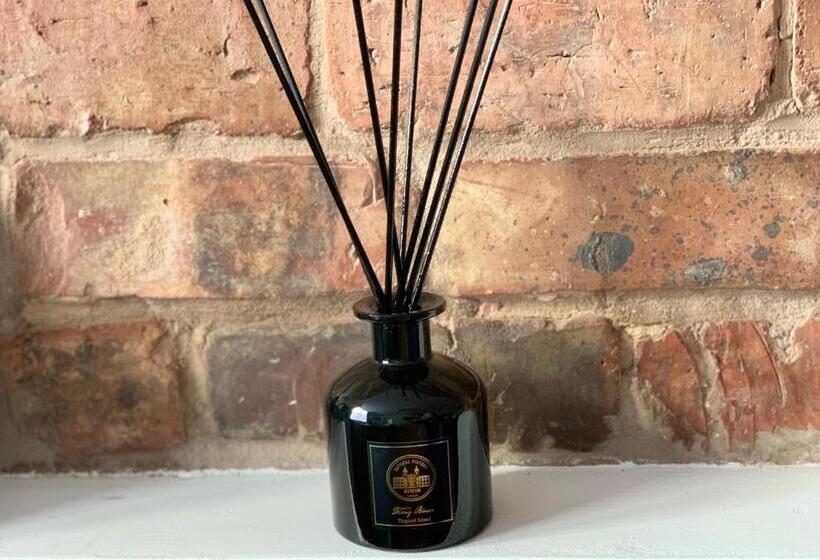 استودیوی لوکس, 46 Ashfield Rd, Altrincham