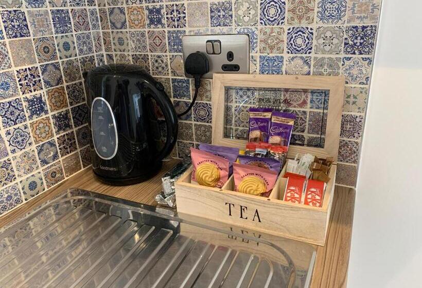 استودیوی لوکس, 46 Ashfield Rd, Altrincham