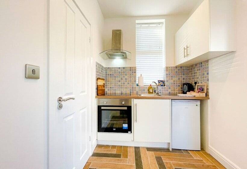 استودیوی لوکس, 46 Ashfield Rd, Altrincham