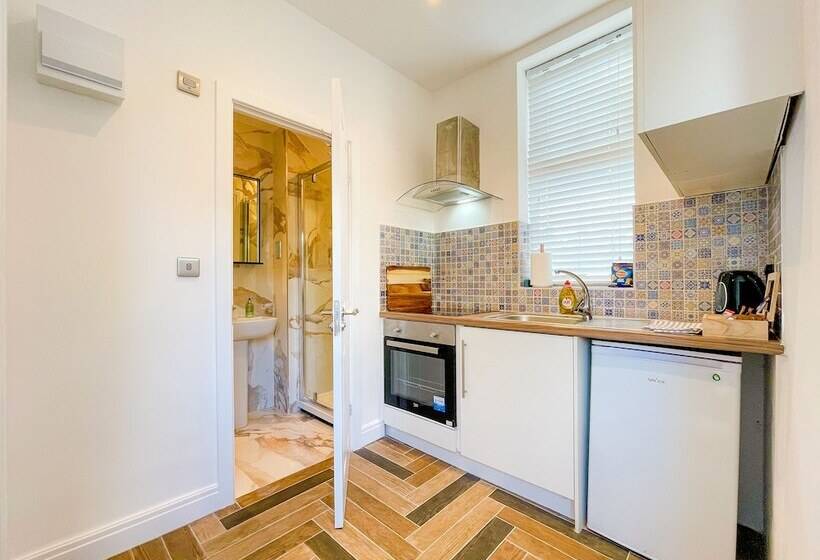 استودیوی لوکس, 46 Ashfield Rd, Altrincham