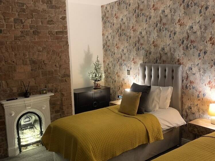 استودیوی لوکس, 46 Ashfield Rd, Altrincham