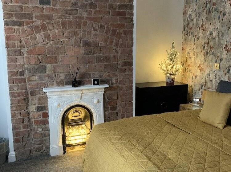 استودیوی لوکس, 46 Ashfield Rd, Altrincham