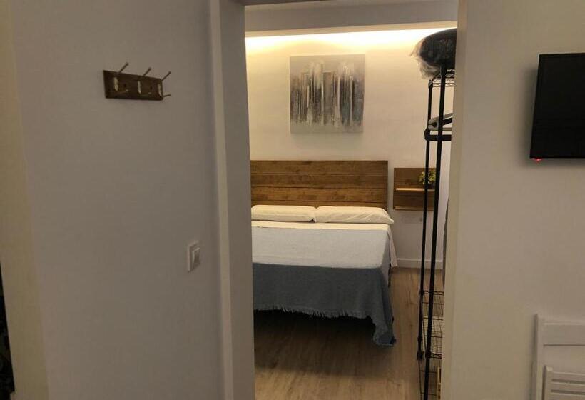 Standard Triple Room with Terrace, La Estacion