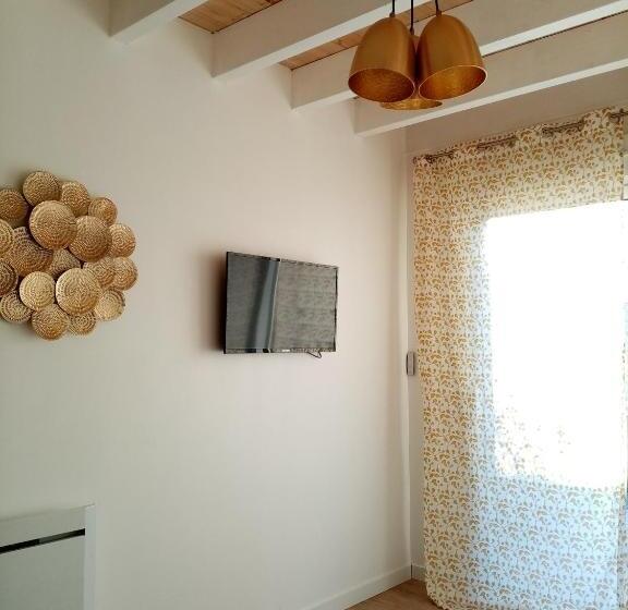 اتاق استاندارد با تخت بزرگ, Studiocaroline44, Entre La Ville Et La Mer, Parking, Wifi, Terrasse Privé, Cuisine, Moins De 15min A