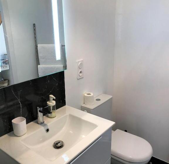 اتاق استاندارد با تخت بزرگ, Studiocaroline44, 2 Studios Entre La Ville Et La Mer, Parking, Cuisine, Moins De 15min De L Aéroport