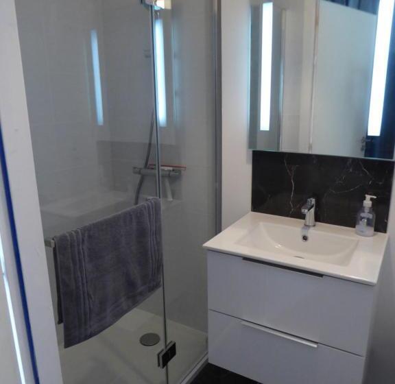 اتاق استاندارد با تخت بزرگ, Studiocaroline44, 2 Studios Entre La Ville Et La Mer, Parking, Cuisine, Moins De 15min De L Aéroport