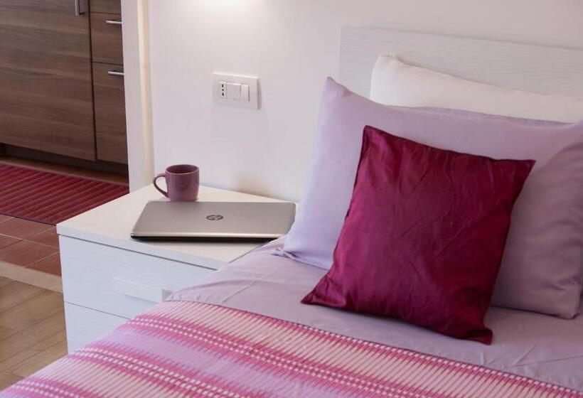 استودیو استاندارد با بالکن, Estate4home   Sofia Flora
