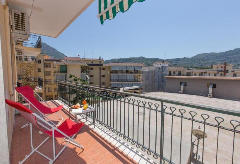 استودیو استاندارد با بالکن, Estate4home   Sofia Flora