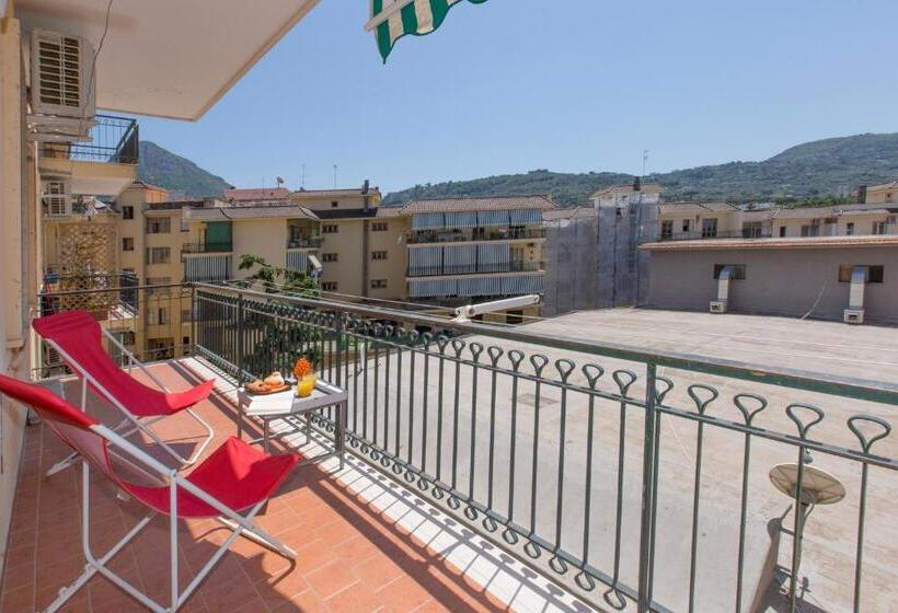 استودیو استاندارد با بالکن, Estate4home   Sofia Flora