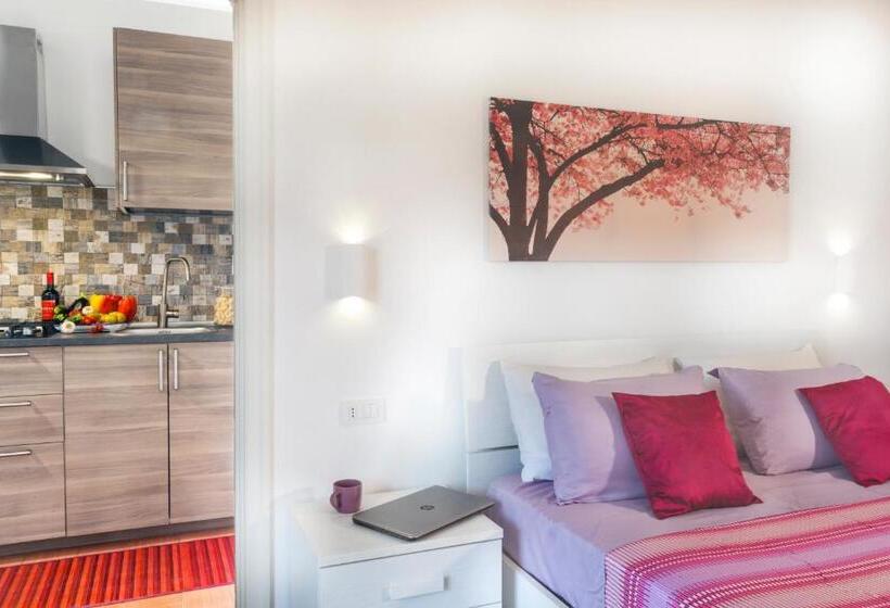 استودیو استاندارد با بالکن, Estate4home   Sofia Flora