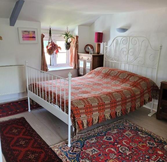 اتاق استاندارد با چشم‌انداز باغ, Art House B & B