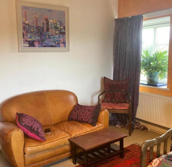 اتاق استاندارد, Art House B & B