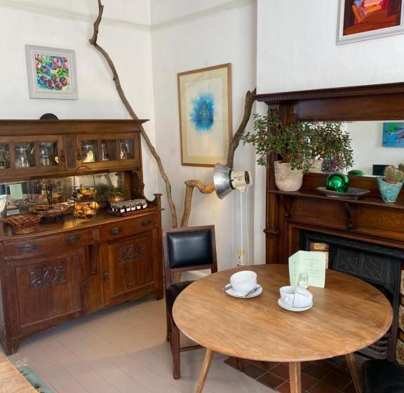 اتاق استاندارد, Art House B & B