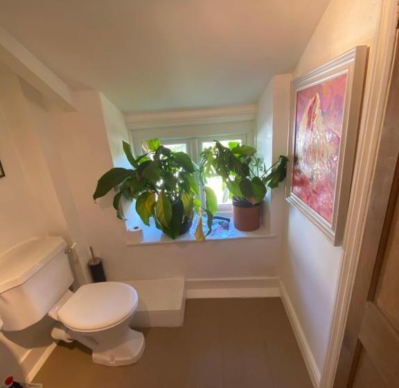 اتاق استاندارد با چشم‌انداز باغ, Art House B & B