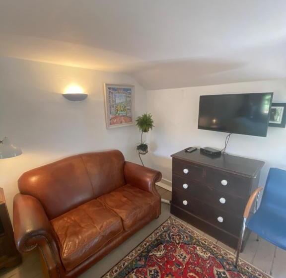اتاق استاندارد با چشم‌انداز باغ, Art House B & B
