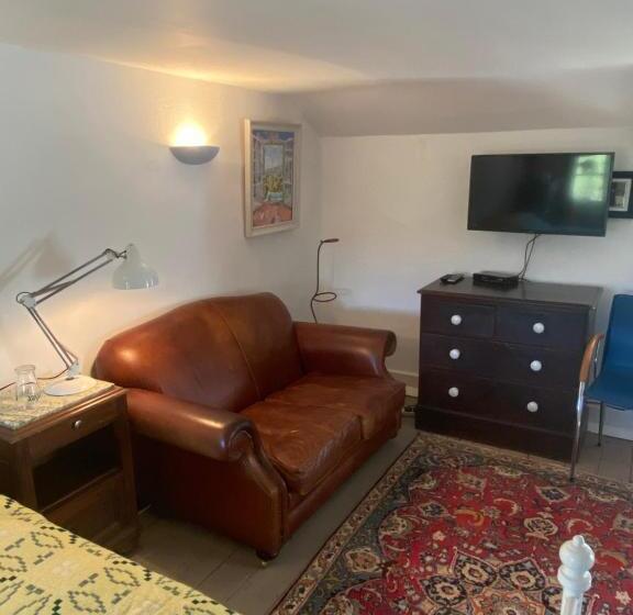 اتاق استاندارد با چشم‌انداز باغ, Art House B & B