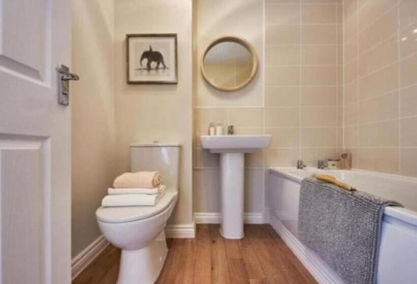 اتاق استاندارد یک تخته با سرویس بهداشتی مشترک, 3 Bed House,kitchen, Ensuite, Smart Tv In All Rooms, Ketley, Telford