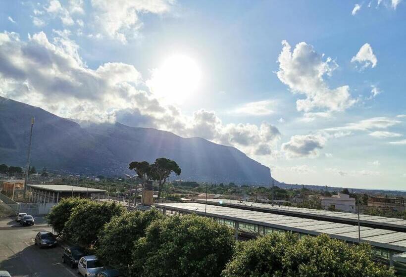 اتاق استاندارد با بالکن, Le Métro