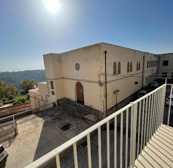 اتاق اکونومی, Casa Crispi
