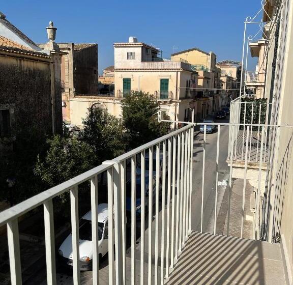 اتاق استاندارد چهار تخته, Casa Crispi
