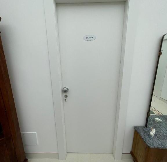 اتاق لوکس, Casa Crispi