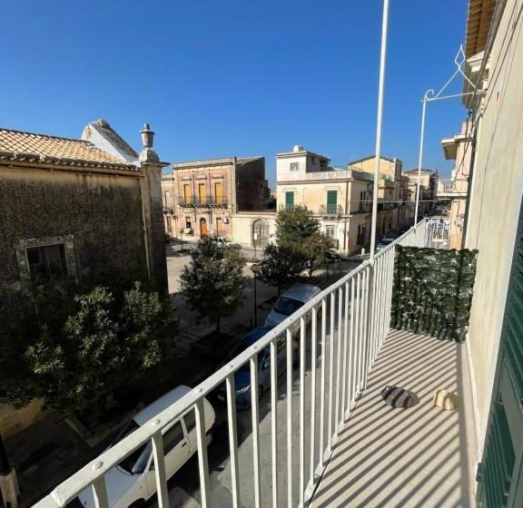 اتاق لوکس, Casa Crispi