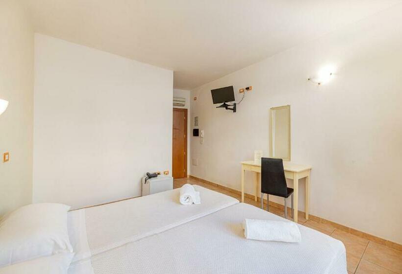 Economy Triple Room, Villa Piras