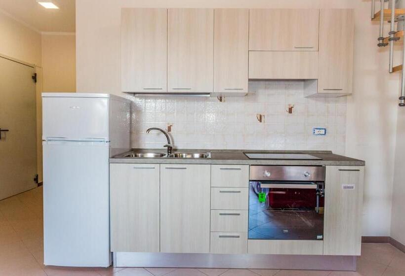 استودیو خانوادگی, Student's Hostel Estense