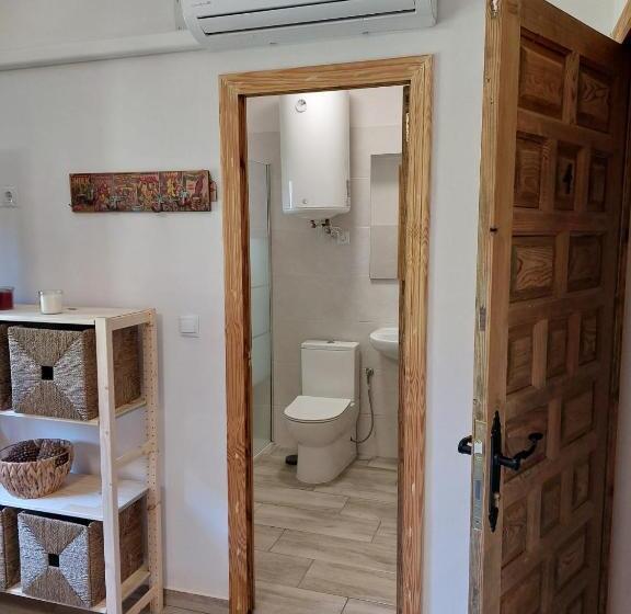 家庭间, Zenia Hostel