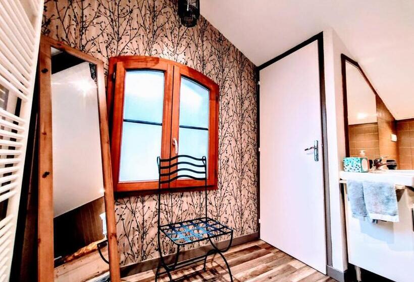 اتاق استاندارد با چشم‌انداز استخر, La Maison Cachée Du Pavillon Bellevue