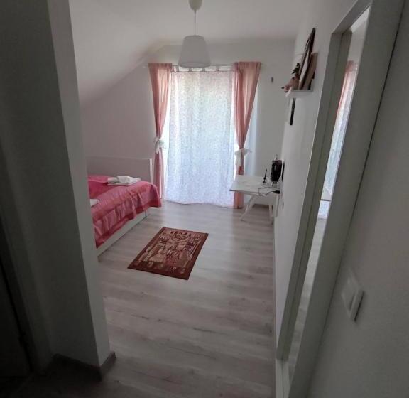 اتاق لوکس با بالکن, Happy Home