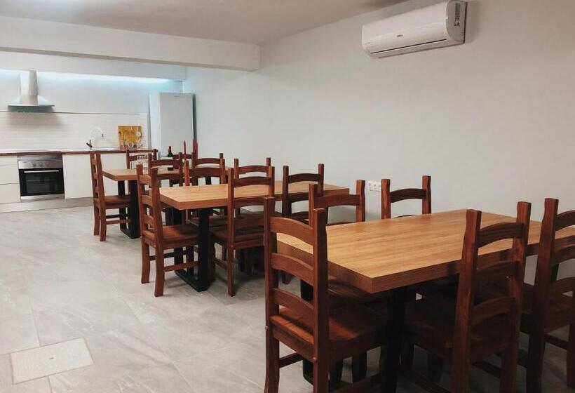 اتاق خانوادگی, Villa 8 Islas