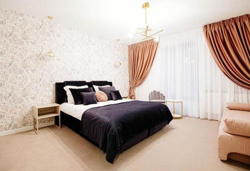 اتاق خانوادگی, Liane Boutique