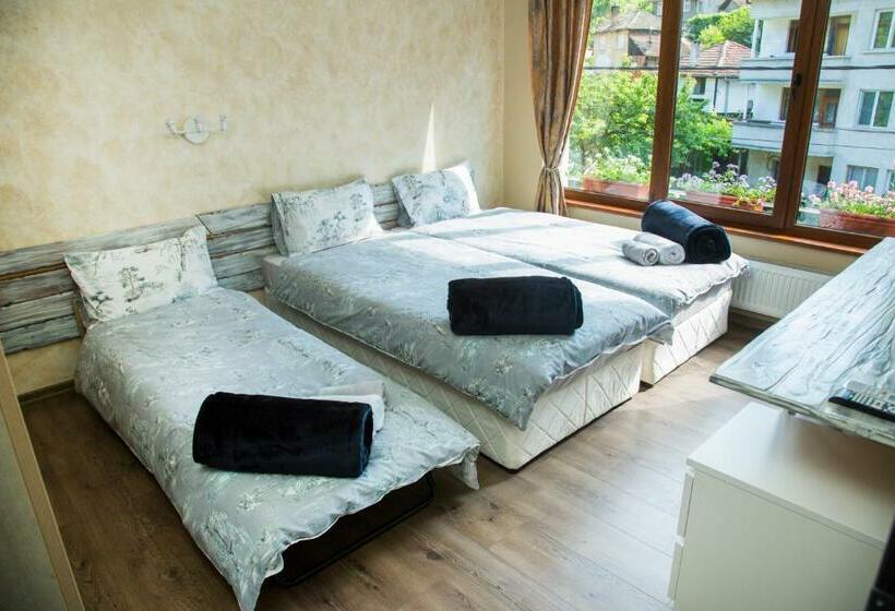 Economy Triple Room, Guest House Mikaela
