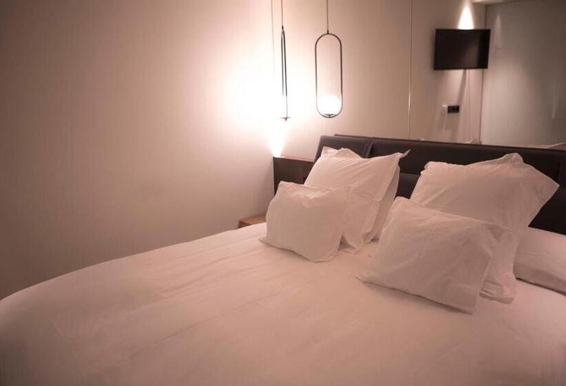 Deluxe Suite King Bed, Vallivana Suites