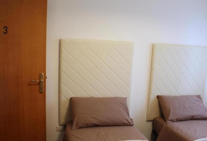 اتاق استاندارد با سرویس بهداشتی مشترک, Attico23