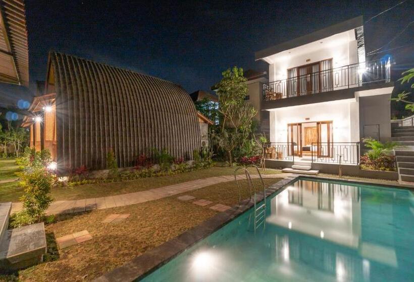 اتاق استاندارد با چشم‌انداز استخر, Wooden Puri Guesthouse By Bukit Vista