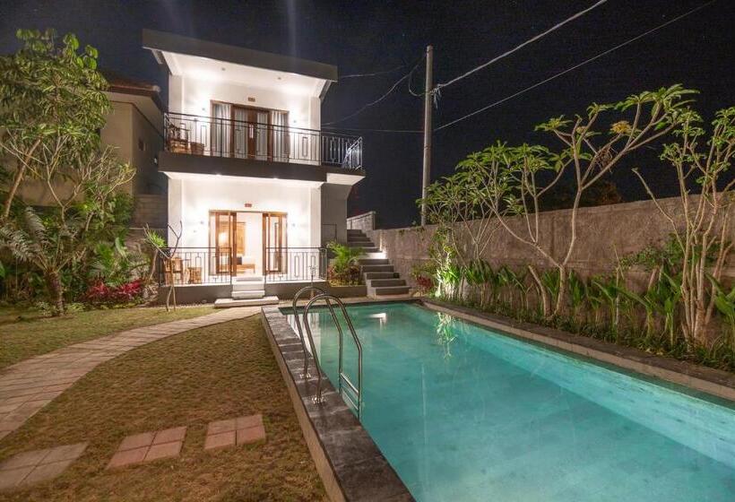 اتاق استاندارد با چشم‌انداز استخر, Wooden Puri Guesthouse By Bukit Vista
